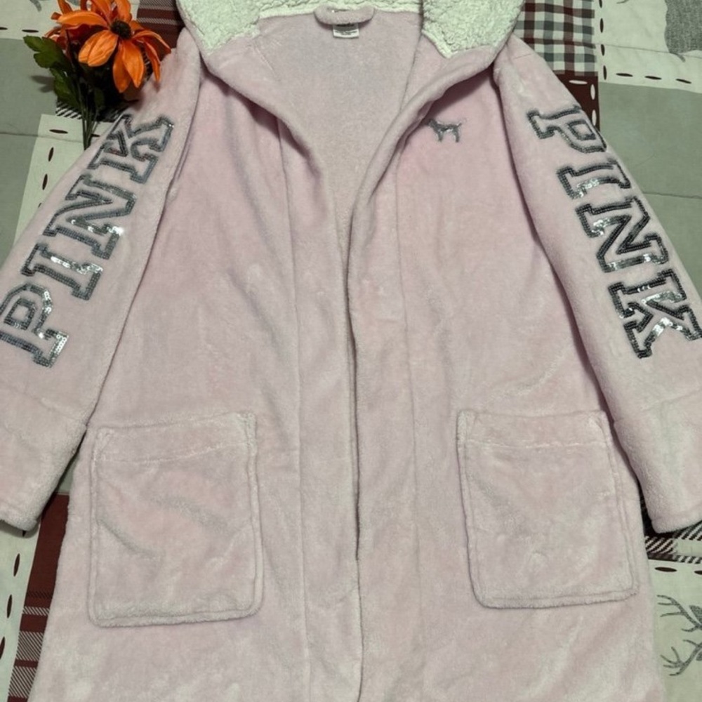 VS/PINK Bling Robe!!!!